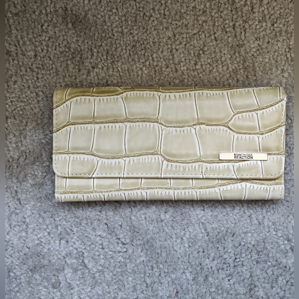 KENNETH COLE REACTION WOMEN'S TRIFOLD FLAP SNAP WALLET